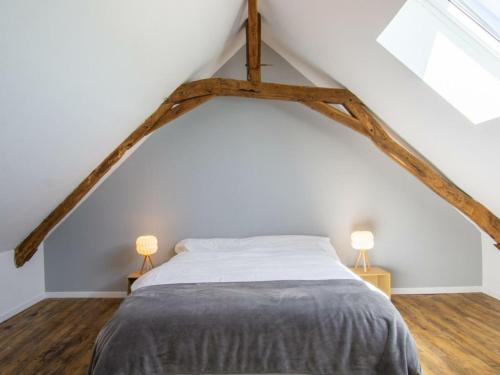 Un pat sau paturi într-o cameră la Gîte Saint-Rabier, 5 pièces, 10 personnes - FR-1-616-139