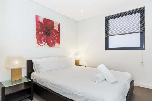 A bed or beds in a room at Astra Apartments Perth - Zenith