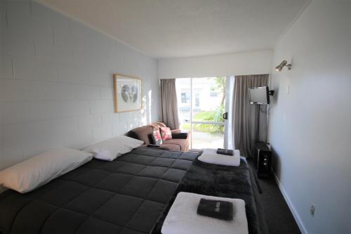 מיטה או מיטות בחדר ב-Beach Lodge Motels