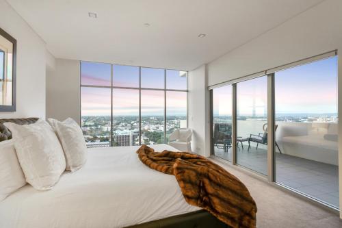 Кровать или кровати в номере Astra Apartments Perth CBD