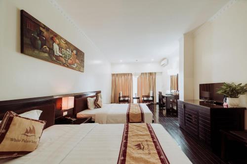 Postel nebo postele na pokoji v ubytování White Palace Thai Binh Hotel