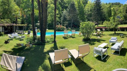 an overhead view of a yard with chairs and a pool at Garni Villa Siesta Park in Losone