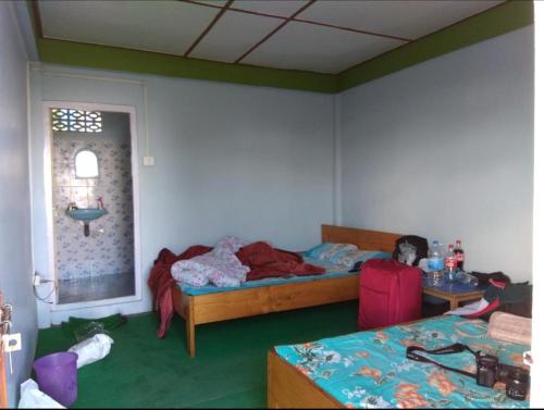 Giường trong phòng chung tại VAMOOSE ALISHA SILKROUTE