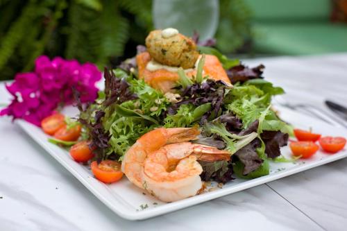 un plato de ensalada con camarones y verduras en una mesa en Hotel Indigo Waco, an IHG Hotel, en Waco