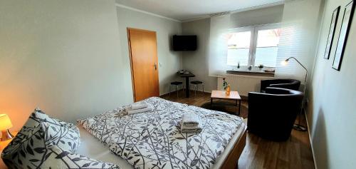 a small room with a bed and a table at Strandläufer Darßer Weg in Zingst