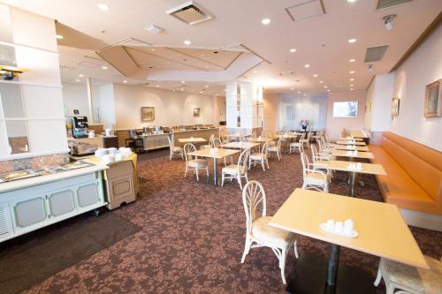En restaurang eller annat matställe på Toyama Chitetsu Hotel