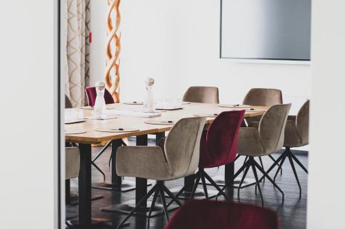 a conference room with a wooden table and chairs at Boutique Hotel Edelmanns in Kematen in Tirol