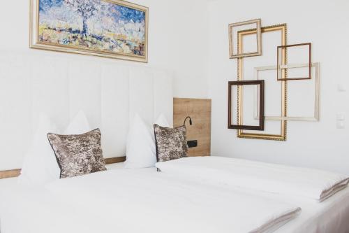 Un pat sau paturi într-o cameră la EDELMANNs Hotel