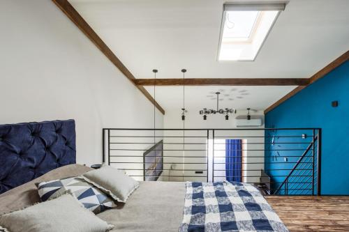 1 dormitorio con cama y pared azul en Two level apartment for 5 en Chornomorsk