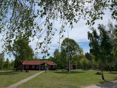 una casa roja en medio de un parque en 4hearts b&b en Sölvesborg