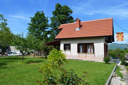 uma casa com um telhado vermelho e uma bandeira em Macedonia, Accommodations,rentals"Villa Vevcani" Vevchani em Vevčani