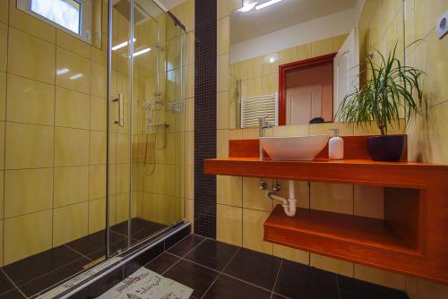 Ένα μπάνιο στο Kálvin utcai Apartmanok