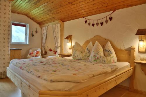 um quarto com uma cama grande num quarto em Haus Silberwang em Sankt Gallenkirch