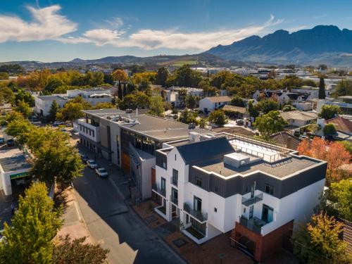 eine Luftansicht einer Stadt mit Gebäuden in der Unterkunft Hotel Krige in Stellenbosch