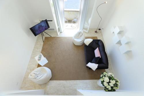 einen Blick über ein Wohnzimmer mit weißen Möbeln in der Unterkunft Luxury House Lecce -Le mie 3 Suites- in Lecce