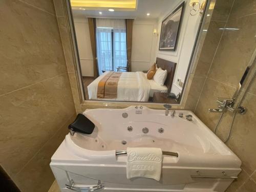 Ένα μπάνιο στο Camellia Luxury Hotel Tam Đảo