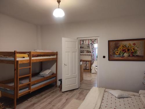 Tempat tidur susun dalam kamar di Agroturystyka Kobylnica nad Wisłą