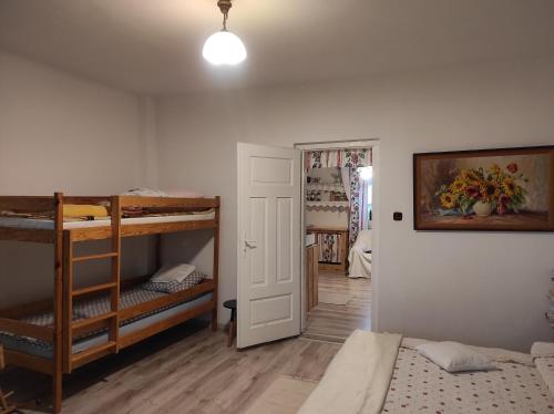מיטה או מיטות קומותיים בחדר ב-Agroturystyka Kobylnica nad Wisłą