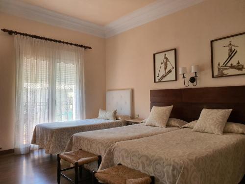 Posteľ alebo postele v izbe v ubytovaní Hostal Canigó