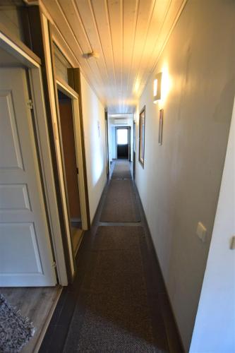 a long hallway with a hallwayngthngthngthngthngthngth at Pyhtään Vuokramökit in Tuuski