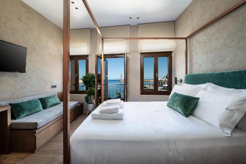 Schlafzimmer mit einem Bett und Meerblick in der Unterkunft Anassa Chania Boutique Hotel in Chania