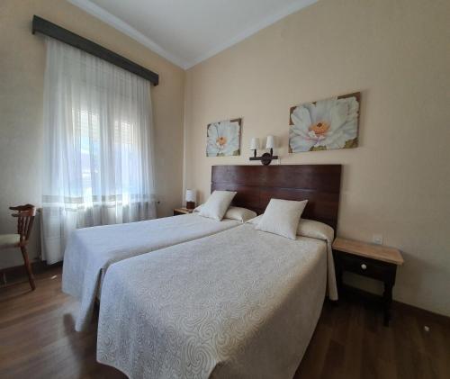 Postel nebo postele na pokoji v ubytování Hostal Canigó
