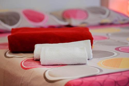- une pile de serviettes assises au-dessus d'un lit dans l'établissement Urban City Center, à Šibenik