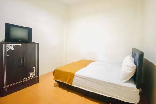Кровать или кровати в номере Kanca Homestay Syariah RedPartner near GOR Untung Suropati