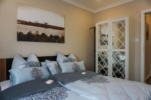 a bedroom with a bed with blue and white pillows at Ferienwohnung Kirchblick, für Familien, Freunde, keine Monteure in Gräfenhainichen