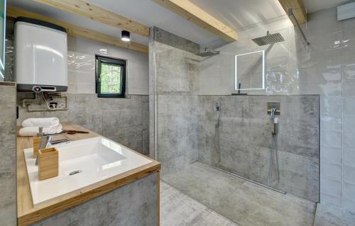Un baño de Riverside Cabin