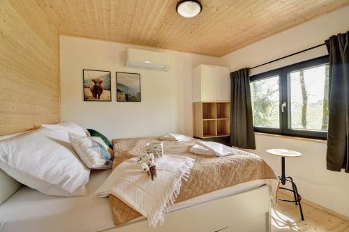 - une chambre avec un lit et une fenêtre dans l'établissement Riverside Cabin, à Doudleby