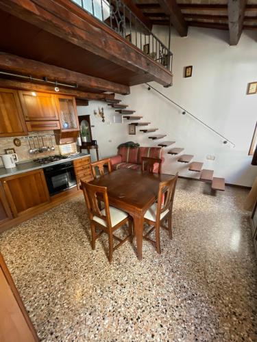 una cucina e una sala da pranzo con tavolo e sedie di Hesperia Apartment a Treviso