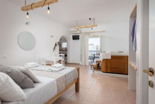 ナクソス・コラにあるAqua Naxos Apartments & Suitesのベッドルーム1室(ベッド1台付)、リビングルームが備わります。