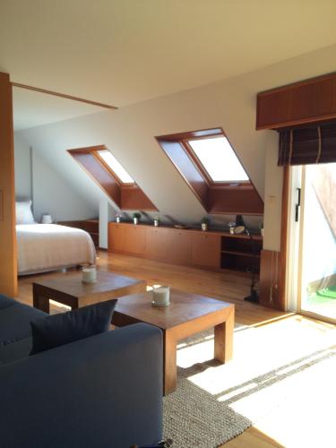 Zona de estar de Attic loft to wake up by the sea.