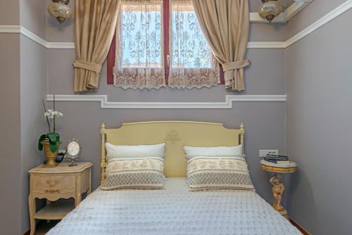 1 dormitorio con 1 cama y una ventana con cortinas en Scorpios Mansion / Downtown Skala / Seaside en Skala Kefalonias