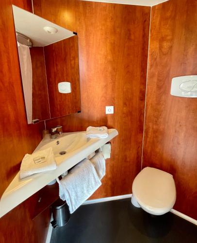 une salle de bain avec un lavabo et des toilettes dans l'établissement Villa Rambouillet, à Rambouillet