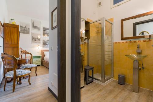 een kamer met een badkamer met een wastafel en een spiegel bij Posto Unico in Verona