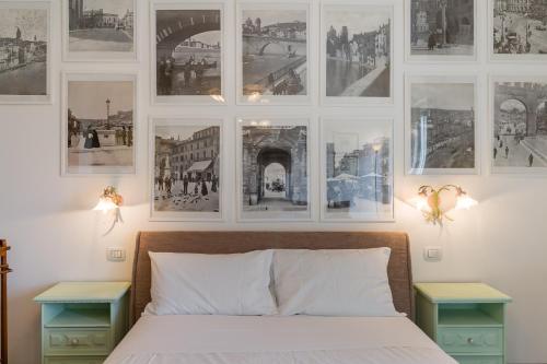 een slaapkamer met foto's aan de muur boven een bed bij Posto Unico in Verona