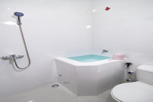 Kylpyhuone majoituspaikassa Kartika Syariah Guest House