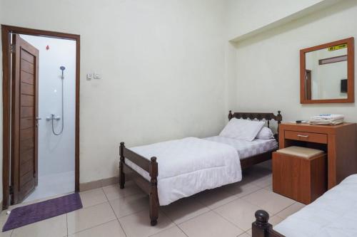 Tempat tidur dalam kamar di Kartika Syariah Guest House