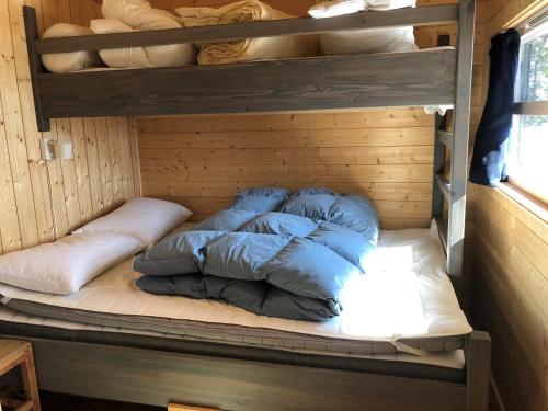 Litera en habitación con almohadas en Skarehaug - koselig hytte med 3 soverom, en Skadeland