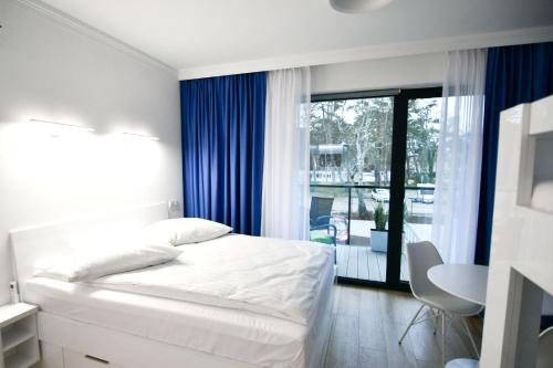 Säng eller sängar i ett rum på Blue Sky Apartments Rezydencja Niechorze