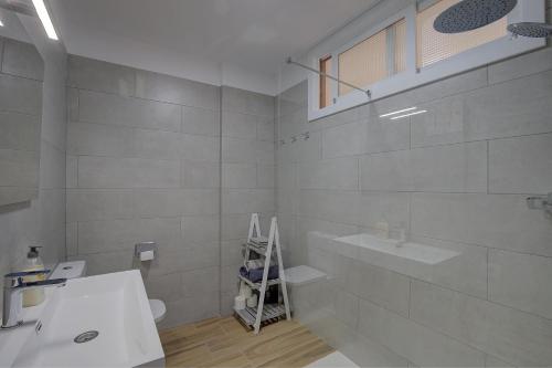 Un baño blanco con lavabo e inodoro. en Sonia´s Beach, en Los Cancajos