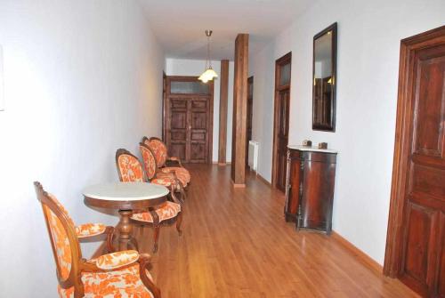 uma sala de estar com uma mesa e cadeiras e um corredor em La Casona De Tia Victoria em Rueda