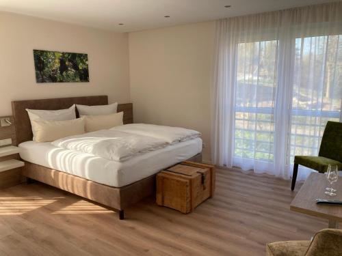 1 dormitorio con cama y ventana grande en Gästehaus zum Weintraum, 