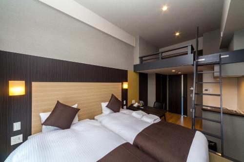 Ein Bett oder Betten in einem Zimmer der Unterkunft HOTEL SUITE HIROSHIMA HAKUSHIMA