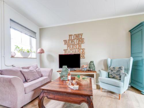 ein Wohnzimmer mit einem Sofa und einem Tisch in der Unterkunft Fine apartment with stunning views in Ubachsberg