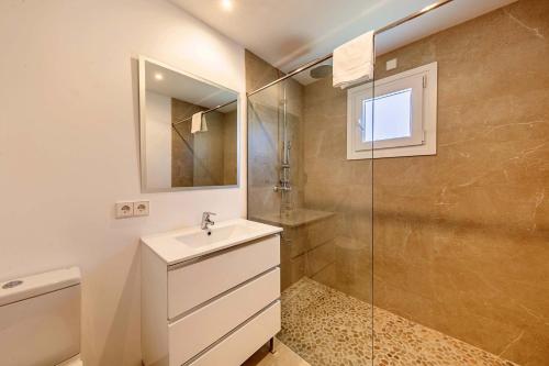 y baño con lavabo y ducha. en villa amfora, en Puerto de Alcudia