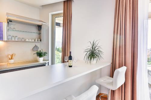 ein Wohnzimmer mit einer weißen Theke und einem Fenster in der Unterkunft Lux Panorama in Budva