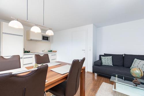 a living room with a table and a couch at Weingut-Ferienwohnung Münzenrieder in Apetlon